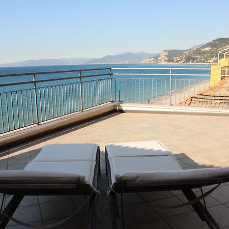 Les Agrumes Varigotti Bagian luar foto