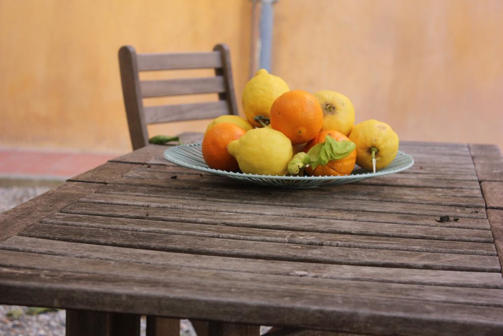 Les Agrumes Varigotti Bagian luar foto