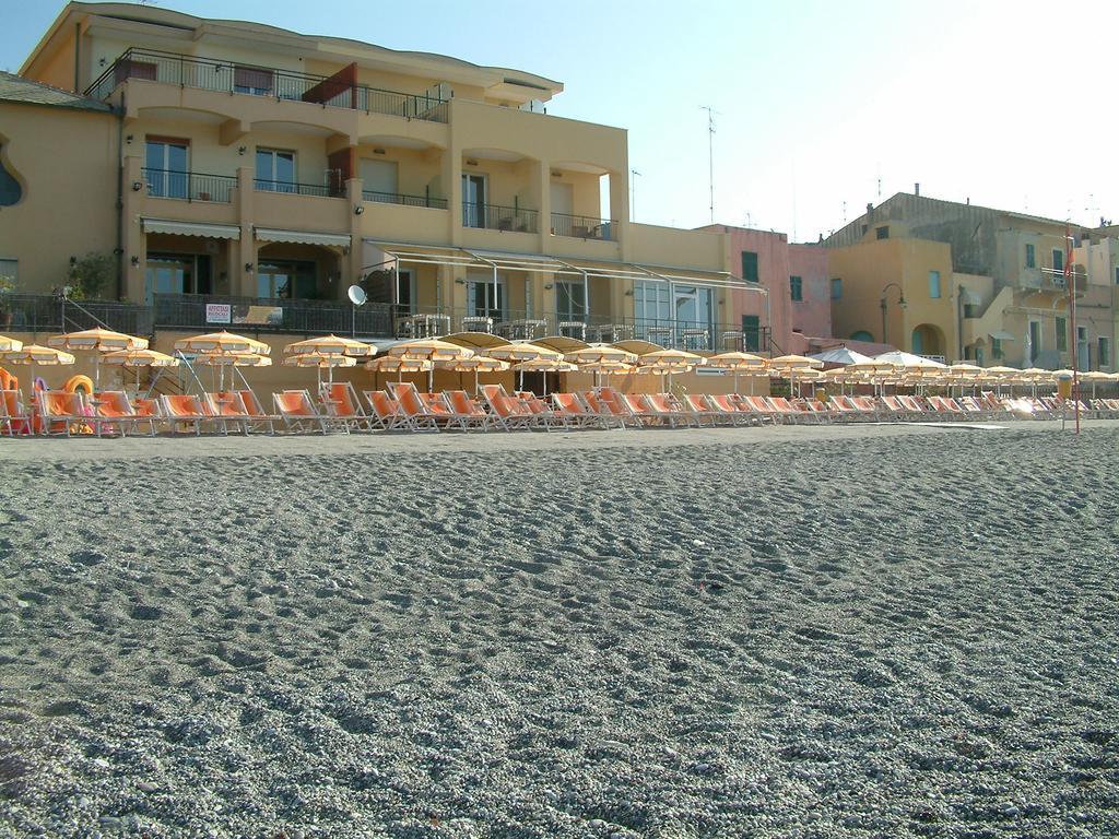 Les Agrumes Varigotti Bagian luar foto