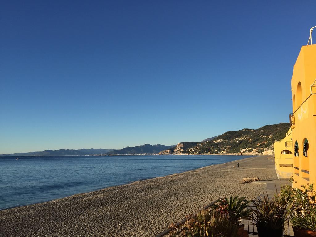 Les Agrumes Varigotti Bagian luar foto
