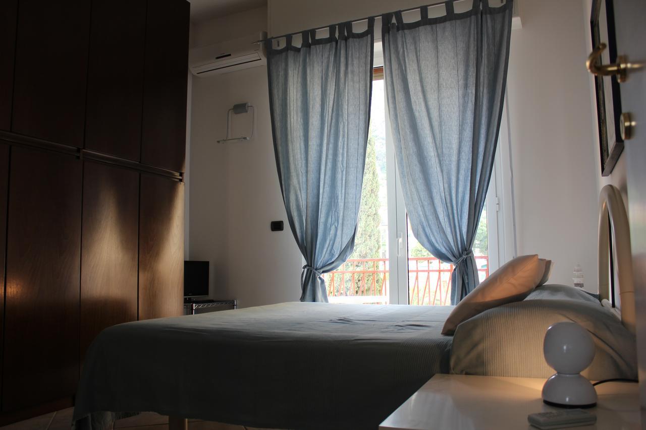 Les Agrumes Varigotti Bagian luar foto